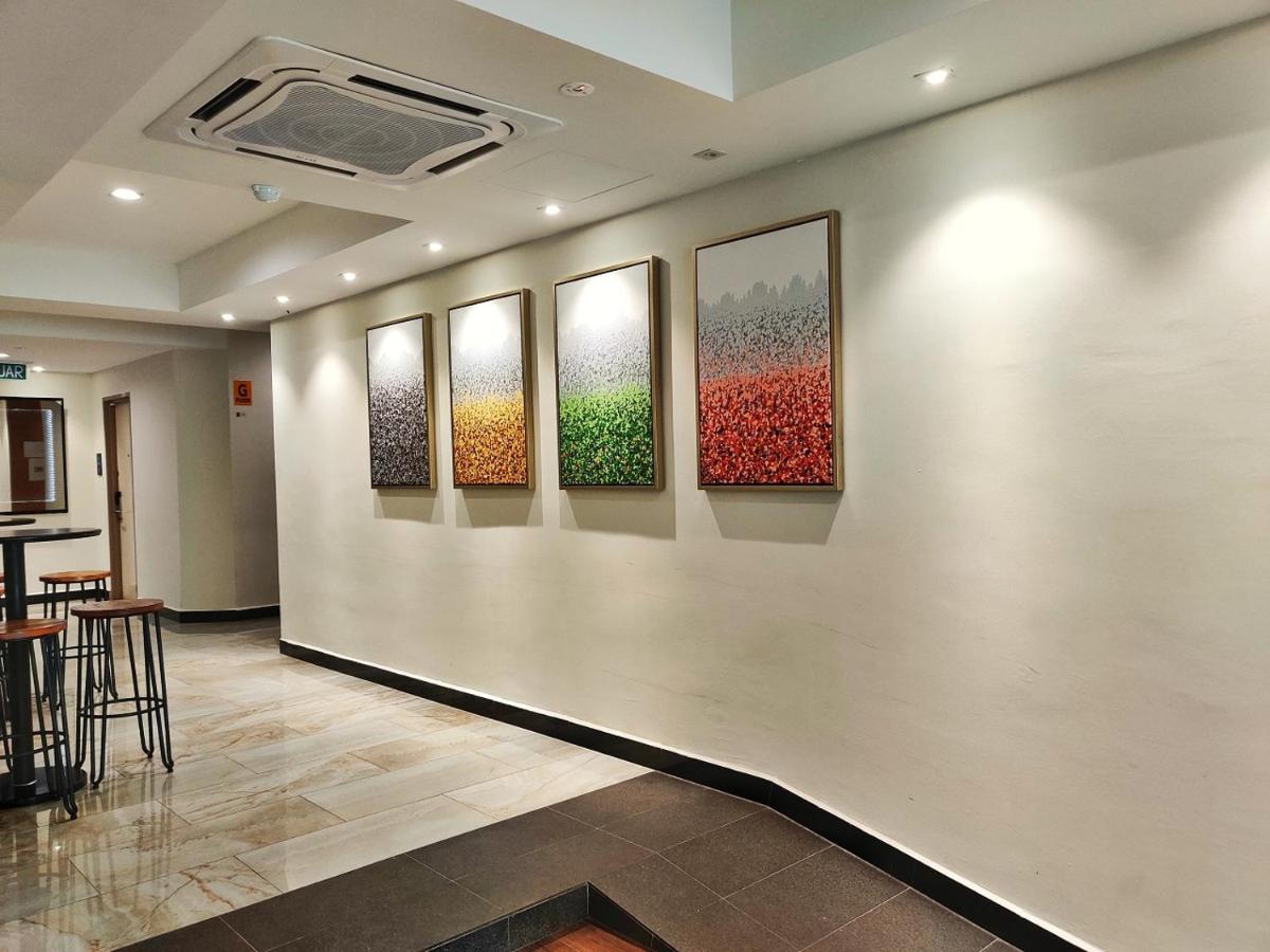 קואנטאן Meriton Inn מראה חיצוני תמונה